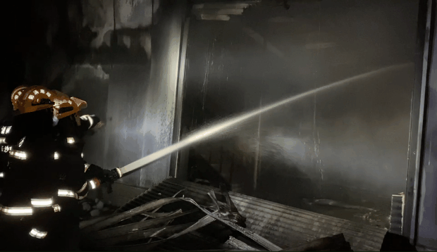 火焰升腾！广东一奔驰4S店外多辆汽车着火