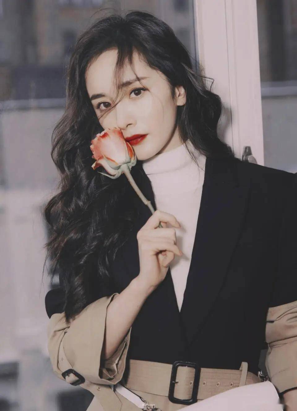 原创37岁杨幂写真曝光,这身材,这美貌,这才华,这魅力让人惊艳不已!这谁顶得住!