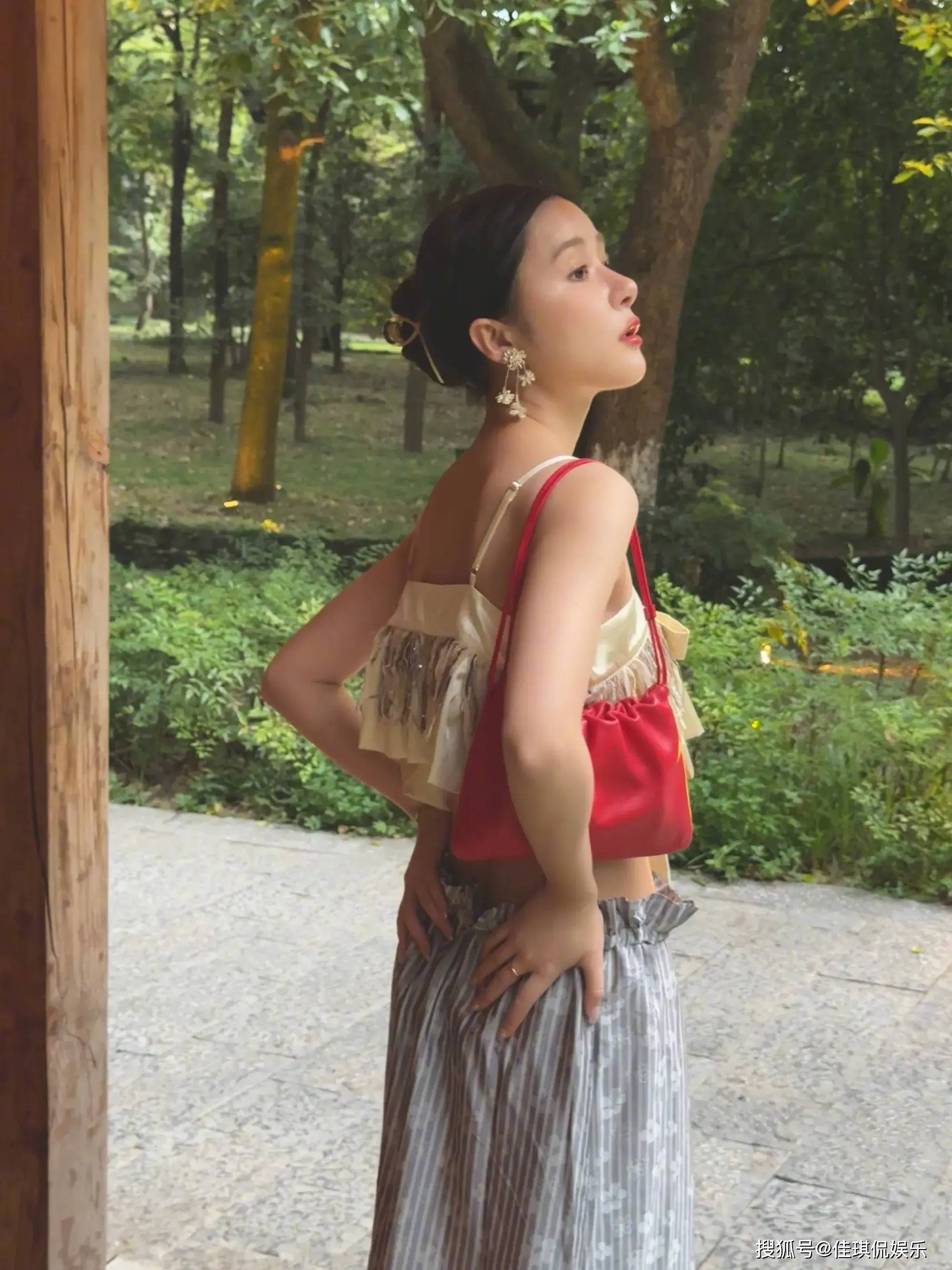 原创徐娇晒美照庆27岁生日，叹怼脸镜头放大优点，身材干瘪好会凹造型