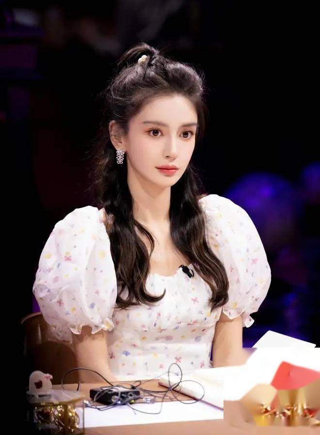 原创杨颖金像奖红毯造型大揭秘!这成熟性感的气息,让人心动不已!
