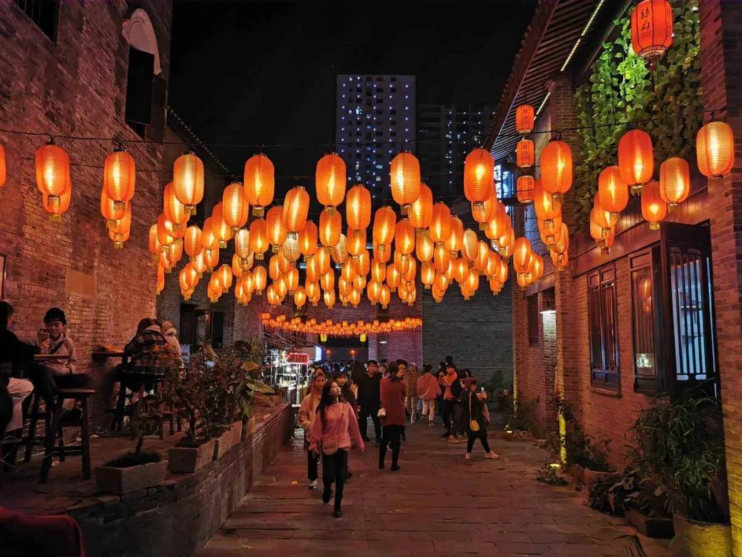 原创中国最“能熬夜”的城市，白天没人，凌晨2点人挤人，比成都安逸