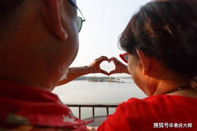 爱情生肖配，戌狗人寻得卯兔人，幸福从此不分离！