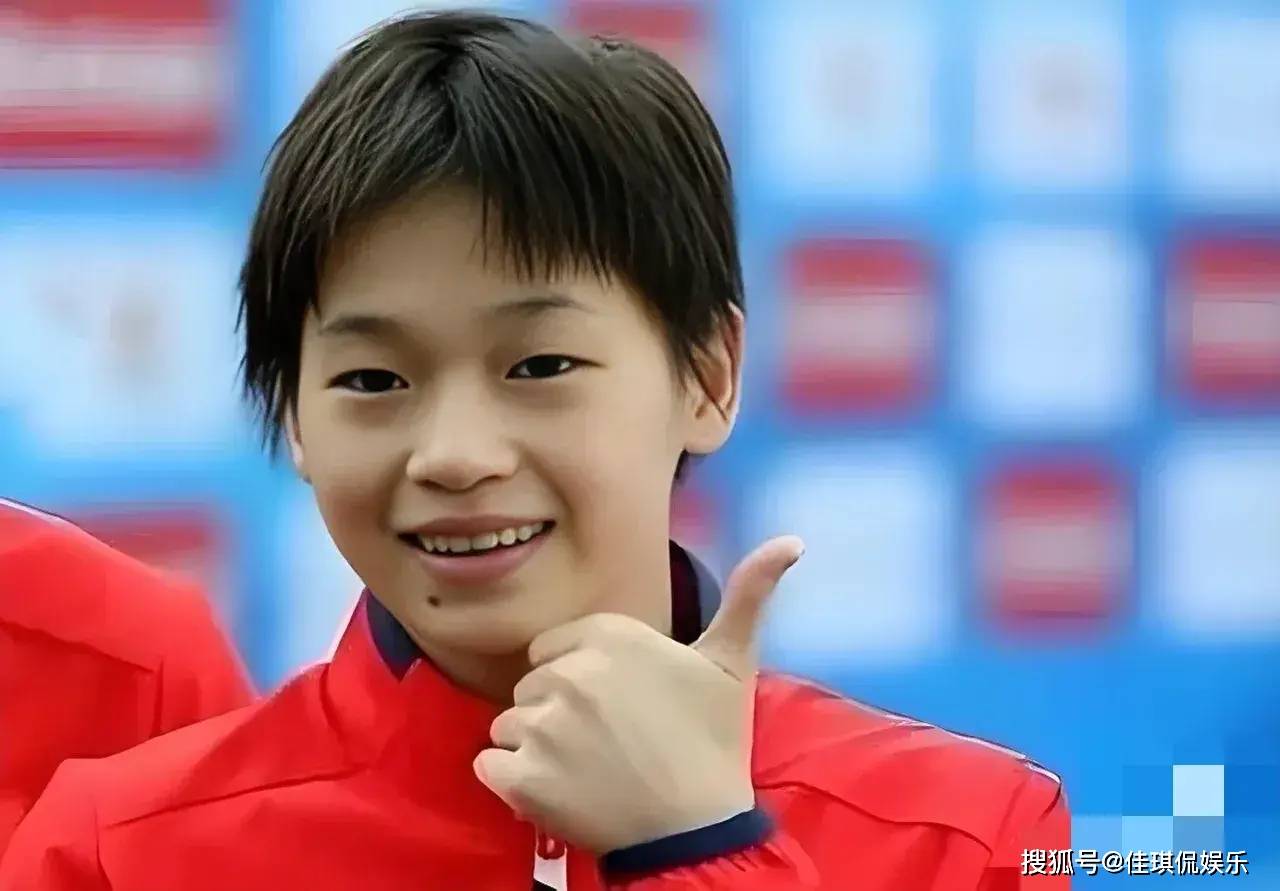 原创 被点名,全红婵站起来回答问题,像被老师抓包,笑坏前排的局长!-太现实!全红婵夺冠全家翻身