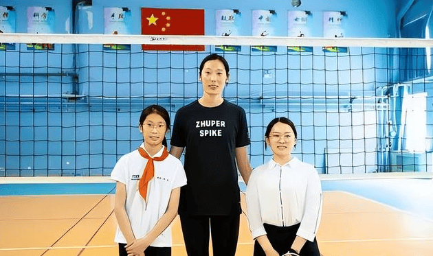 恭喜女排 朱婷姐姐正式上任 在河南新岗位上亮相 解决了家长的后顾之忧