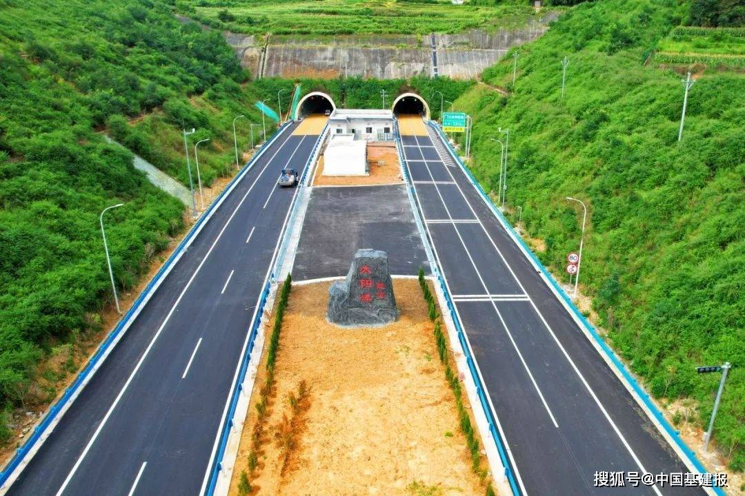 原创
            建设大西南！中铁十七局两项公路工程同日通车(图1)