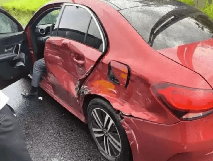 货车雨中横向推行奔驰汽车90余秒，奔驰品牌获得一则“活广告”