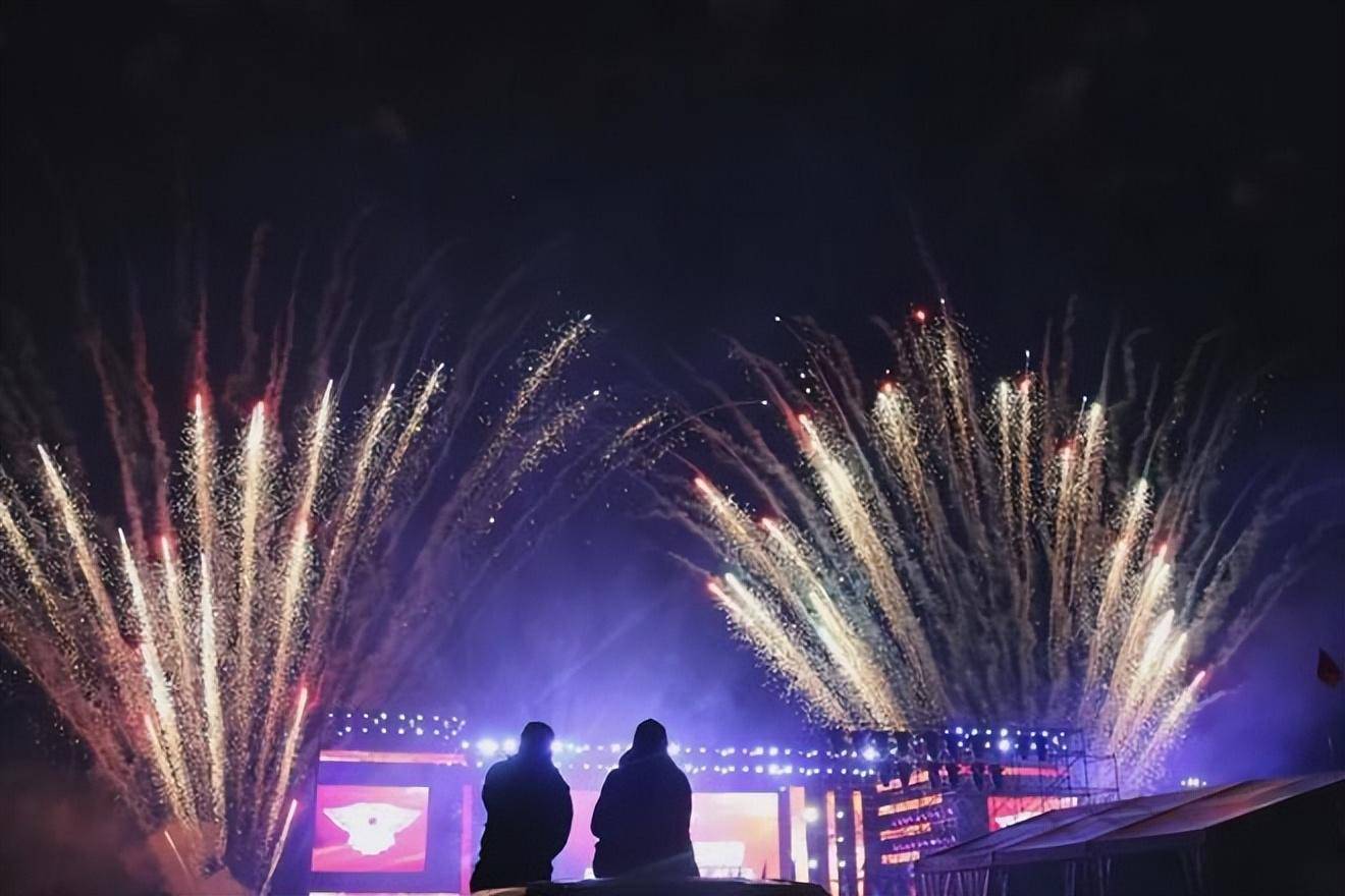 有超级焰火大会无数烟花将在天空中璀璨绽放与沙漠繁星交织成绚烂的夜空