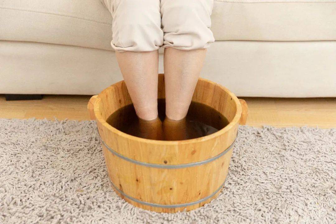 谷医堂中医健康分享：秋季泡脚，温暖养生之道