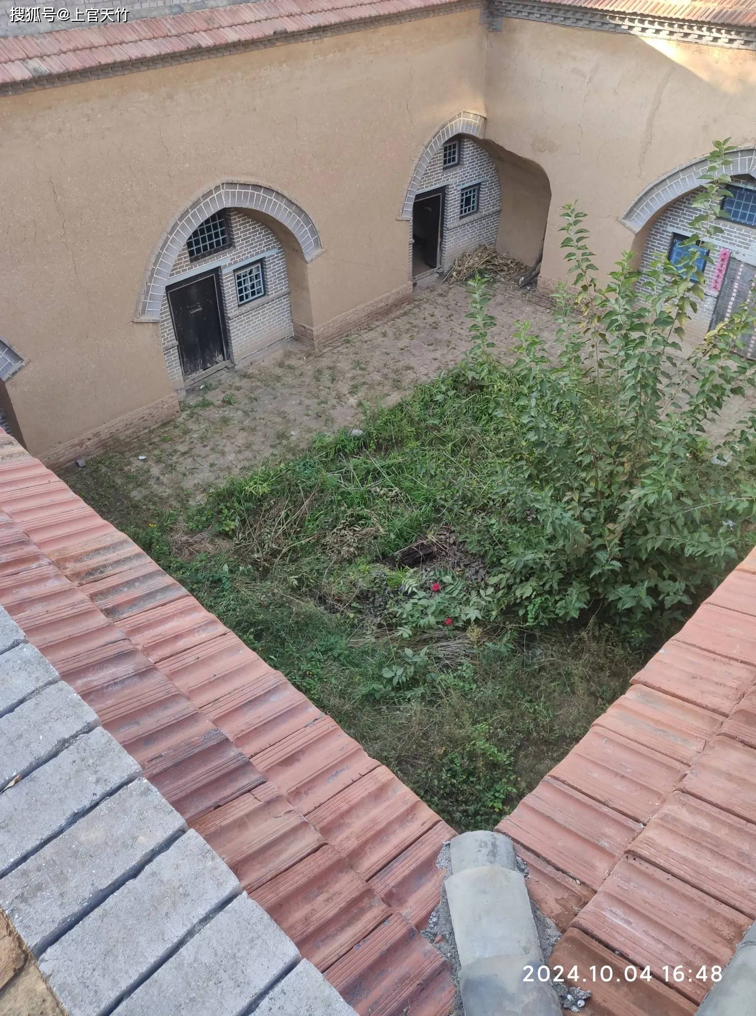 我认为，房价会适当回暖，但幅度不大，决定房价高低的还是人口