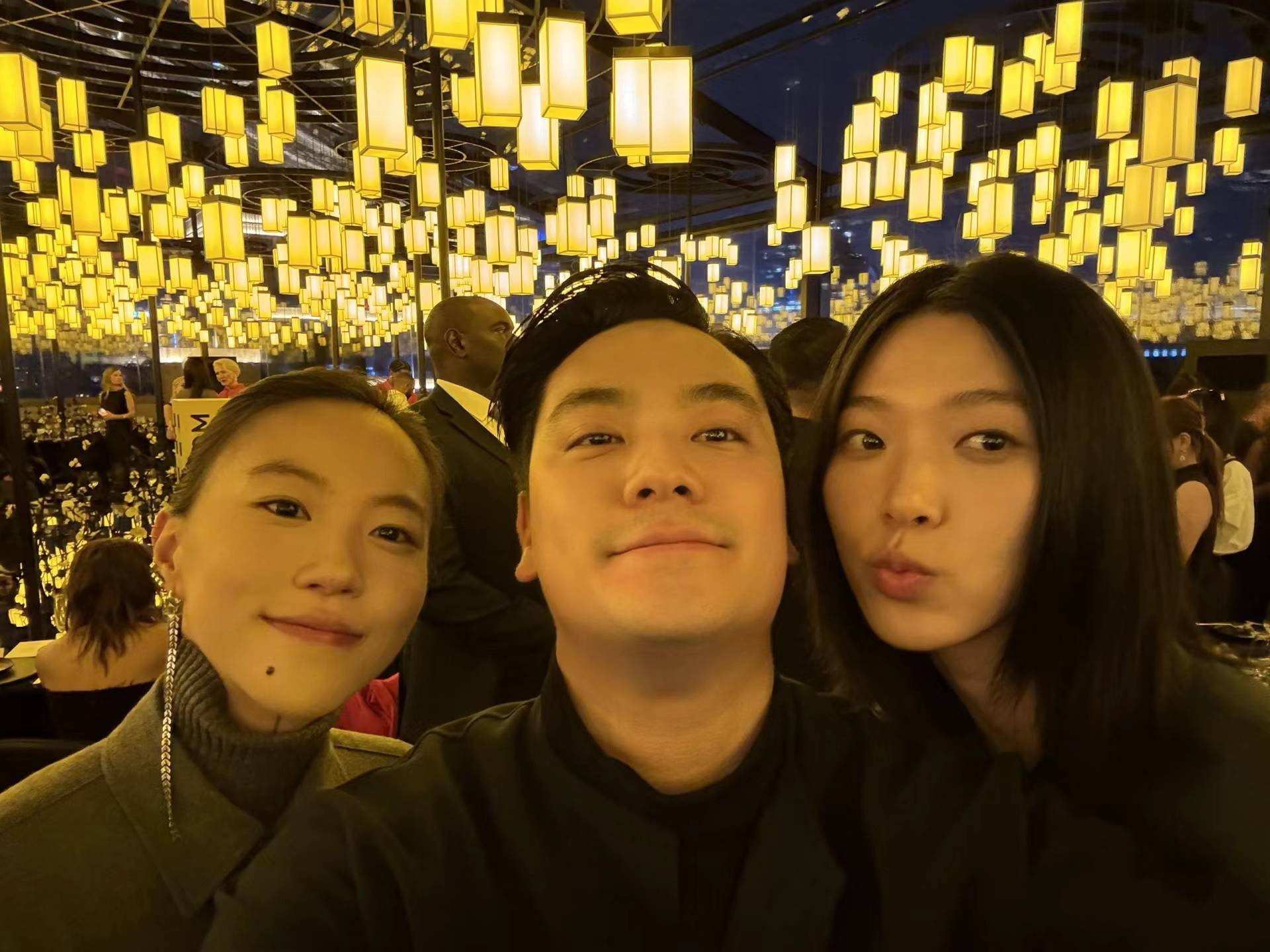 王菲女儿现身上海时装秀,戴长耳坠超像妈妈,谢霆锋也意外现身了-王菲女儿的近照