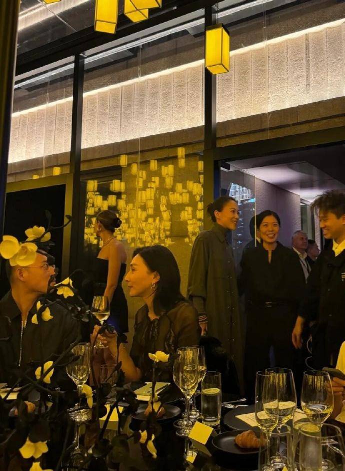王菲女儿现身上海时装秀,戴长耳坠超像妈妈,谢霆锋也意外现身了-王菲女儿的近照