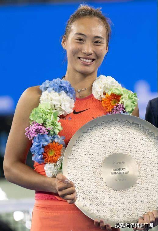 郑钦文颜值惹争议!到底是美女还是丑女?球迷:太像科比,飘了