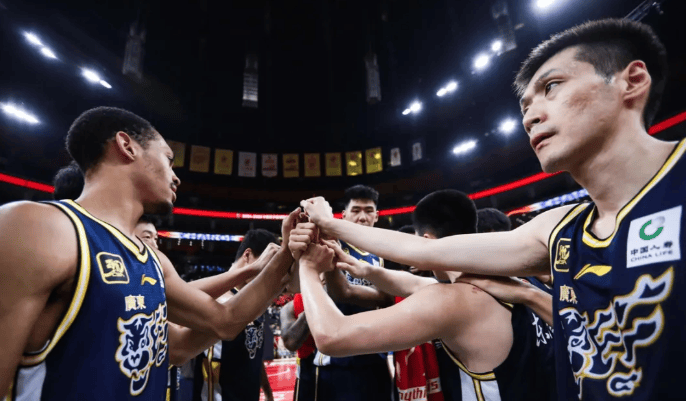 广东冲4连胜！NBA后卫空降CBA，杜锋裁掉水货，徐杰迎帮手