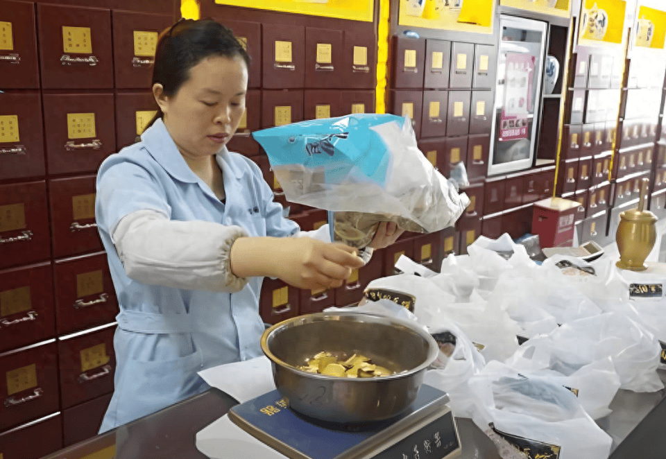 原创为何中成药在医院遭遇下架潮？是行业调整还是安全警钟？值得深思