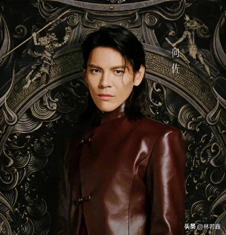 不得不说向佐现在是真的火,自打电影《门前宝地》播出以后,全国各地网