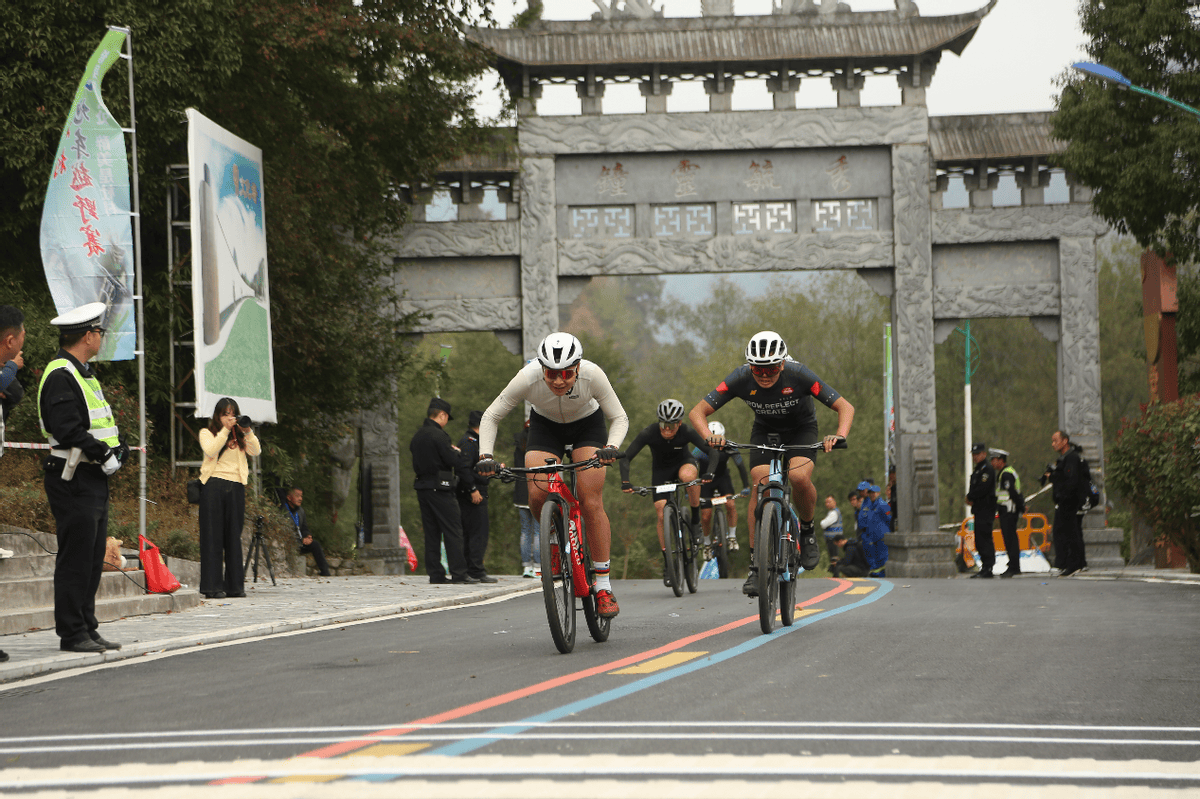 青阳OB电竞入口县杜村乡第十届“醉美杜村”山地自行车越野赛圆满举行(图3)