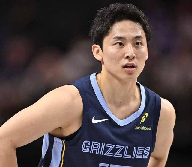 励志！1米72日本后卫勇夺NBA赛场8分，超越中国篮球传奇，追赶周琦