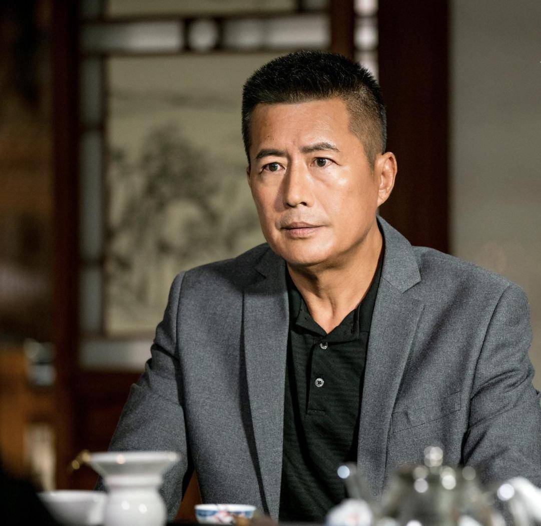 高曙光对王玲呵护备至，而王玲也给予高曙光充分的理解和支持。他们用自