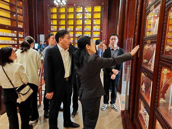 广东红木家具品牌：国方家居香山书房正式开放墨韵书香又添一地必赢下载(图3)