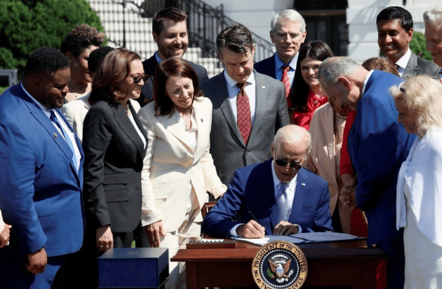 24小时内,中美激烈交锋!美国对140家企业出手,中方甩出2大招 24小时内,中美激烈交锋!美国对140家企业出手,中方甩出2大招