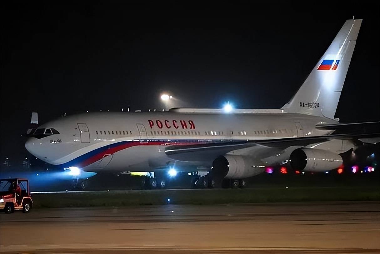 普京专机现身美国，特朗普释放友好信号，美俄秘密会晤是否已在酝酿？