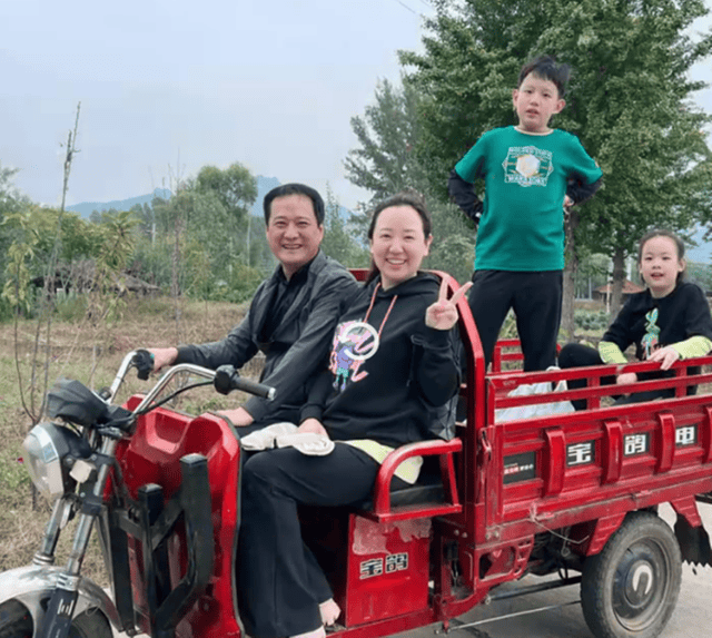 关凌吐槽老公不管孩子，自己辅导儿女作业气的想哭，半夜离家出走