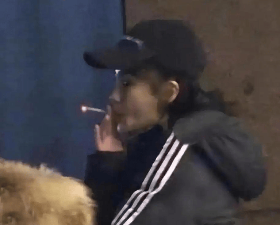 外表是仙女，私下里却是“老烟枪”五位女著名演员，刘亦菲出人意料