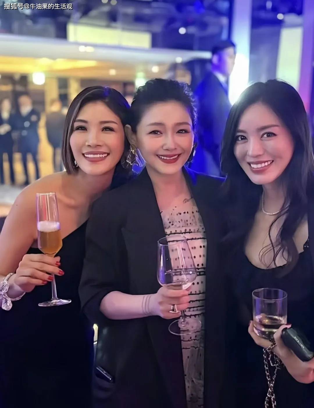 大S具俊晔现身友人归宁宴，穿汪小菲买的4万连衣裙合照，撞脸母亲黄春梅