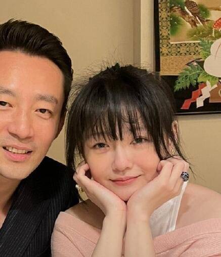 汪小菲机场表态：神情哀伤，深鞠躬求大家多说大s好话 。