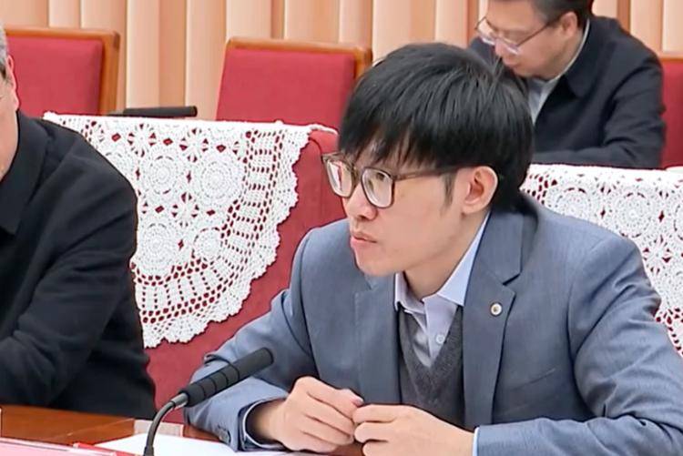 DeepSeek人工智能天才还是赌徒？Dpsk创始人被福布斯曝光净资产他有多少钱？