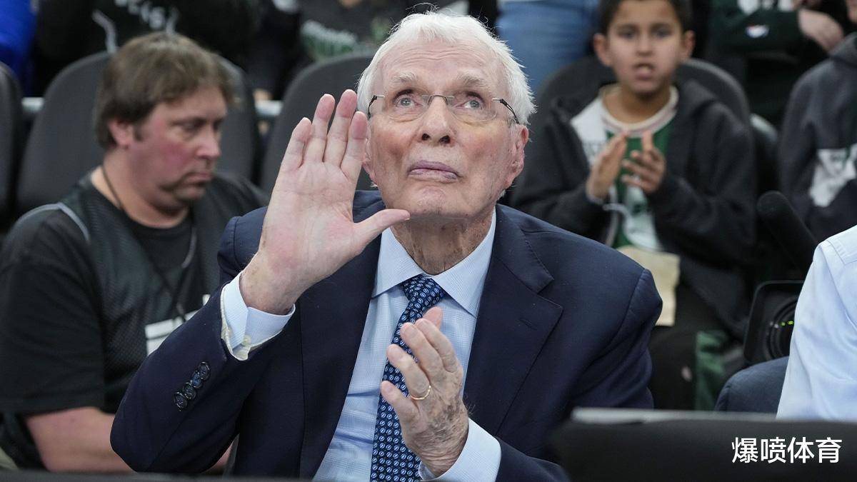 NBA新闻：91岁现场解说员胡比·布朗在最后一场比赛情绪激动地告别