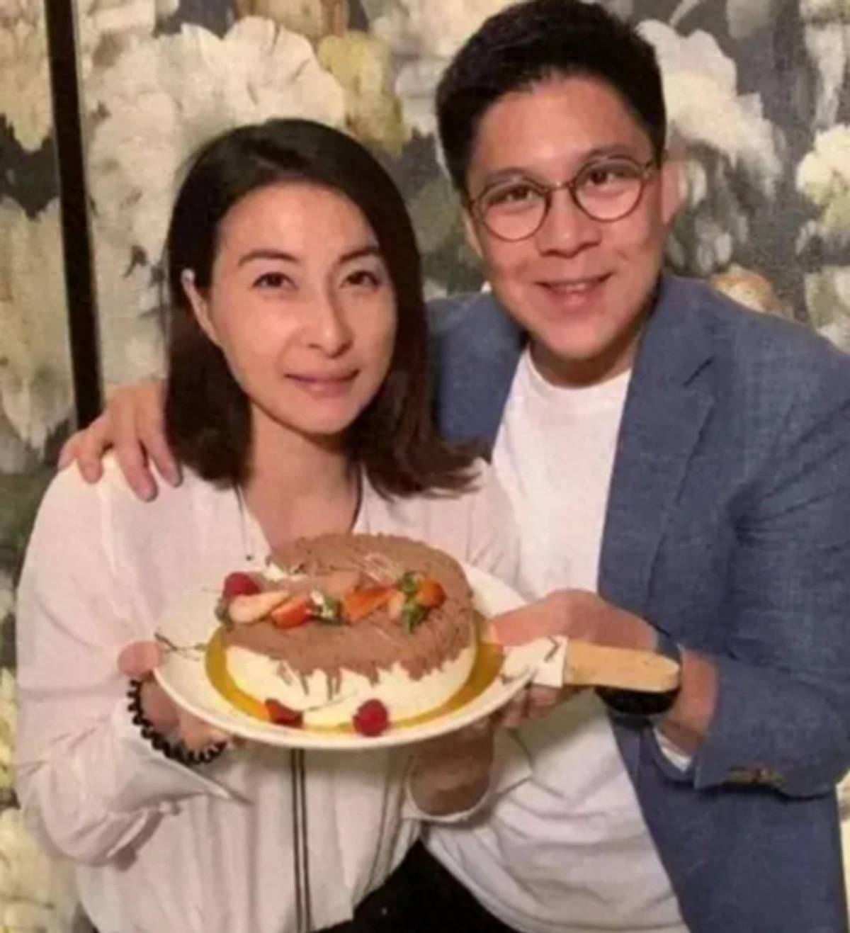 原创郭晶晶霍启刚传喜讯，低调庆生再夺奖杯，12年婚姻依旧甜蜜如初