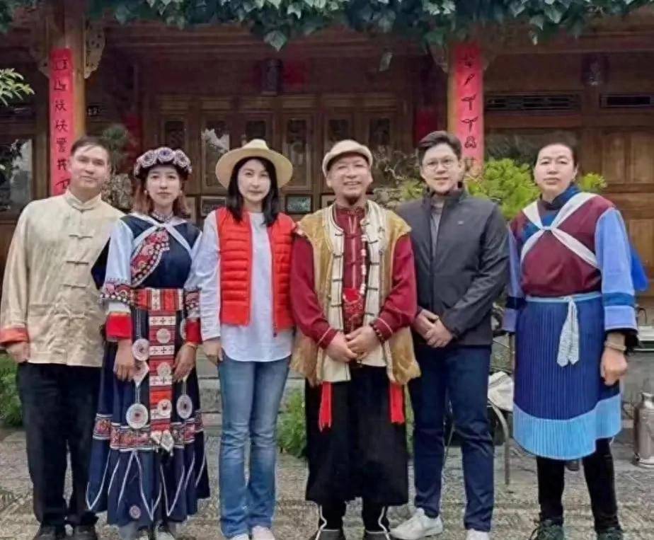 原创难得看到郭晶晶带着老妈、婆婆一起去云南旅游，一家子其乐融融
