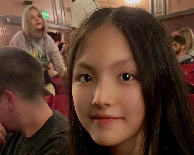 黄磊19岁女儿美国被偶遇，瘦得薄薄一片，头发多的像戴了个帽子