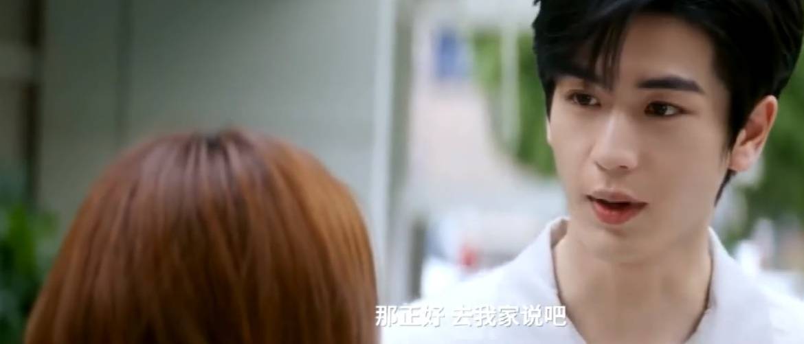 《爱你》第11-12集预告：何苏叶与沈惜凡关系暧昧中有了肢体接触，为了给足沈惜凡安全感，何苏叶要官宣