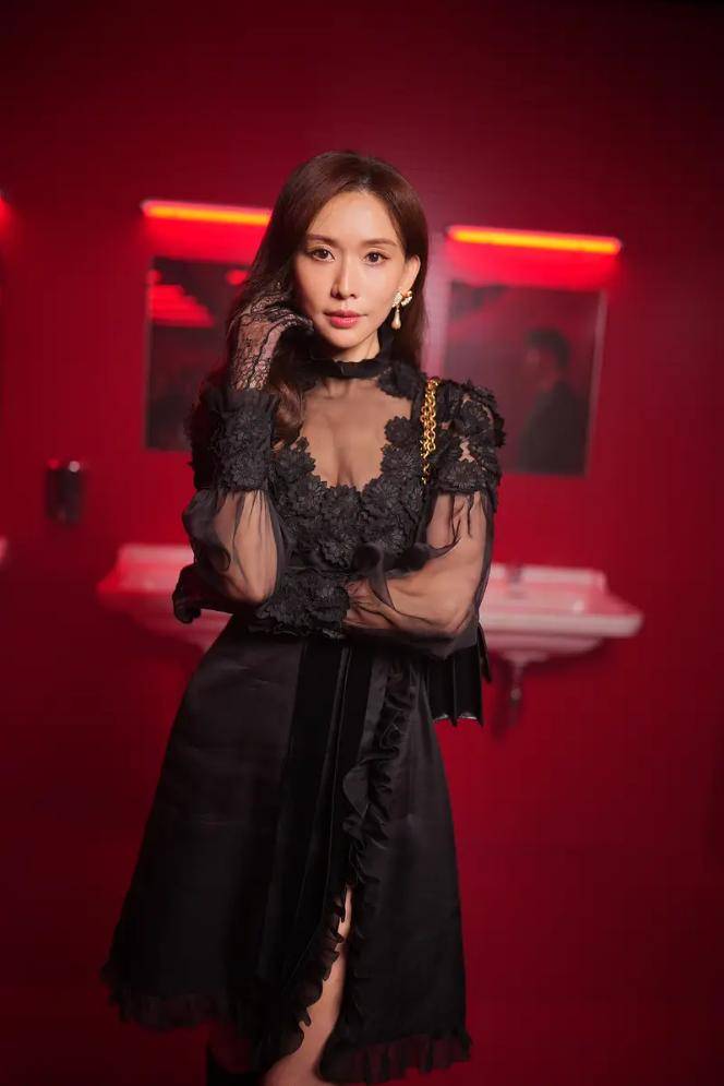 50岁林志玲一身黑色蕾丝现身巴黎时装周性感逼人健身照放出(图3)