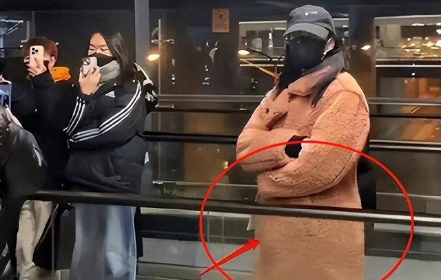 娱乐圈爆大瓜！迪丽热巴国外产子被闪拍生父疑似暴露跌落神坛娱乐718吃瓜网sx