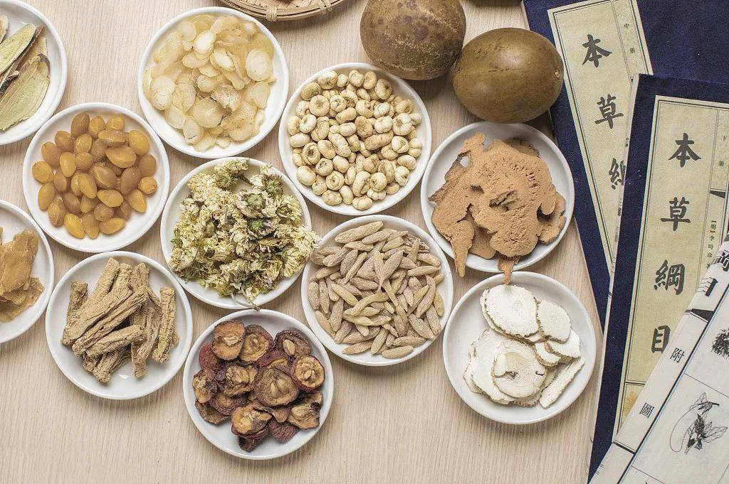 1补肾可以吃中药比如一些有温暖提振阳气作用的中药：附子、菟丝子、肉苁