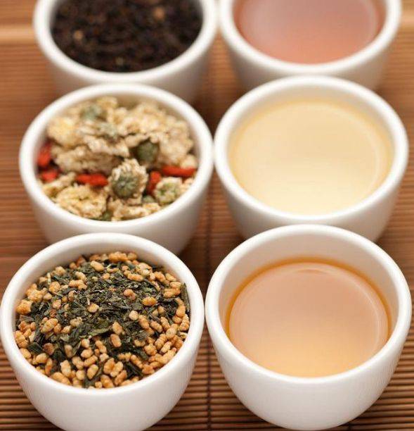 白族三道茶是当地待客的最高礼仪，初尝苦涩，再品甘甜，最后回味悠长，