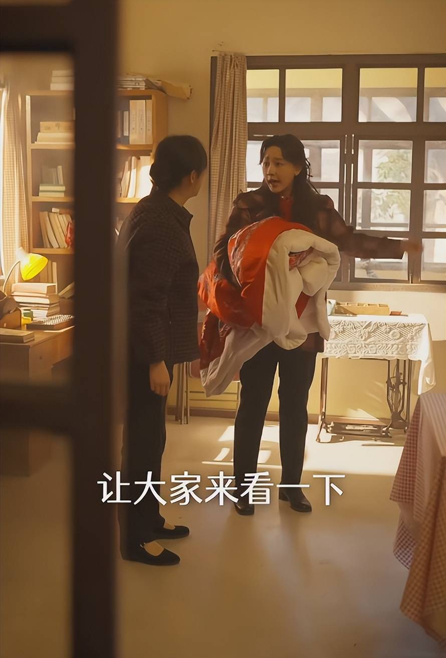 短剧《家里家外》开播爆火，我必须承认：他拉高了年代剧的门槛