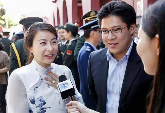原创正式官宣！45岁霍启刚再升职，级别有点高，妻子郭晶晶送礼祝福