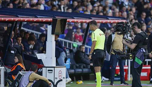 西班牙足球甲级联赛西甲巨大争议！巴萨遭受