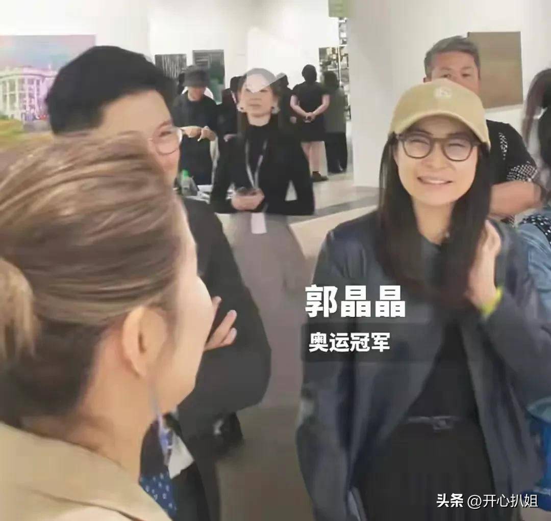 原创郭晶晶6岁女儿霍中怡，走路写笔记，认真模样像妈妈