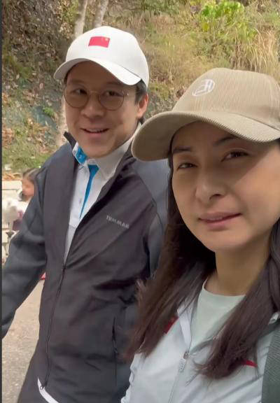 原创郭晶晶夫妇清明带女儿登山，43岁素颜依旧美丽，两个女儿可爱乖巧