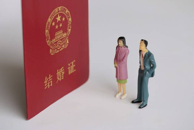 离谱贵州1男2女合拍婚纱照法律不罚但网友骂疯了(图3)