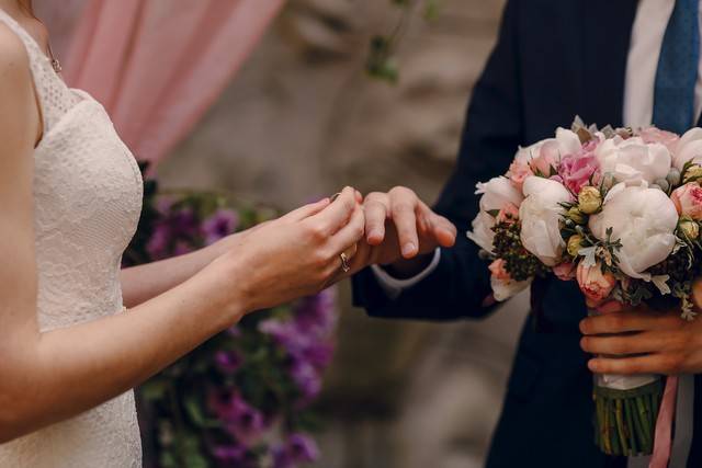 离谱贵州1男2女合拍婚纱照法律不罚但网友骂疯了(图3)