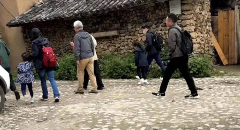 原创郭晶晶全家山西旅游，霍中曦牵着爷爷的手，三个孩子都很有家教