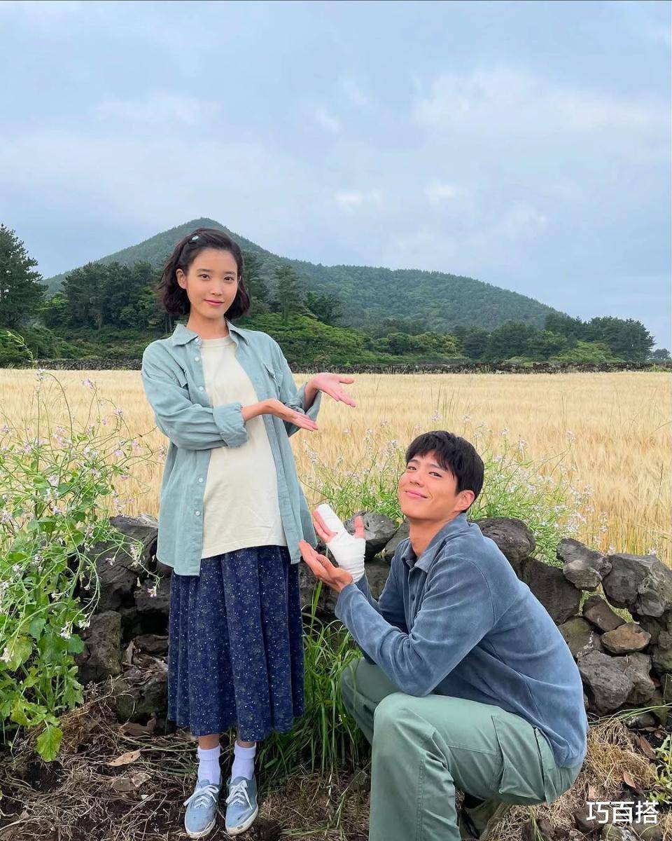 31岁IU童颜逆袭婚纱照曝光穿搭引网友疯狂求同款(图1)