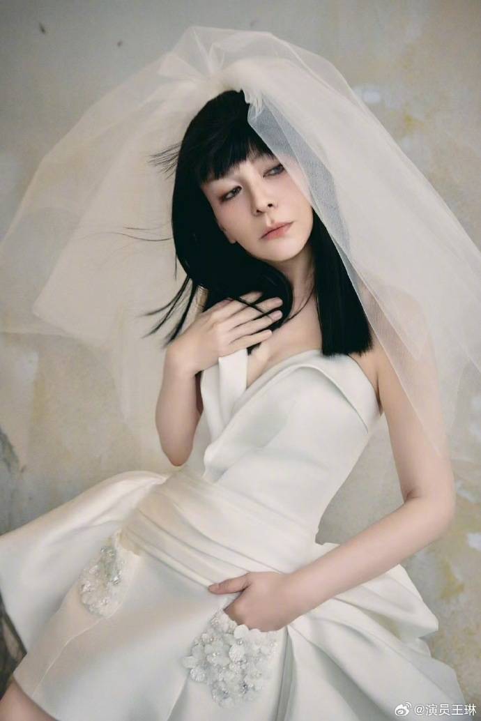 54岁“雪姨”婚纱走秀惊艳全场网友称其逆生长DB电竞入口(图3)