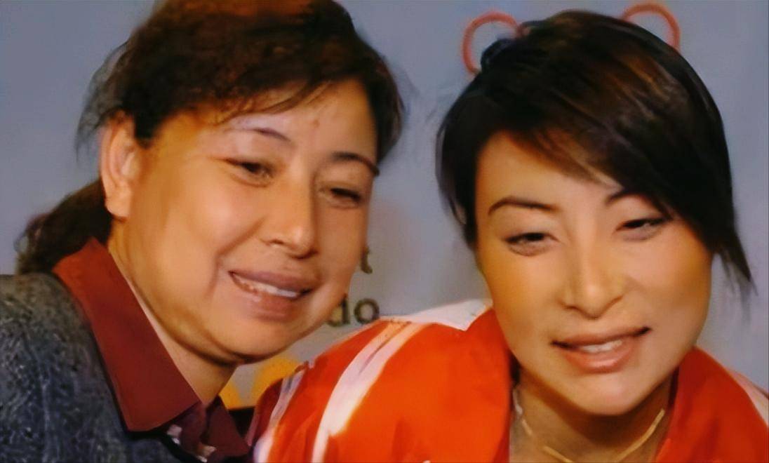 原创68岁范玉梅：女儿是世界冠军郭晶晶，帮亲家带大了3个孙子孙女